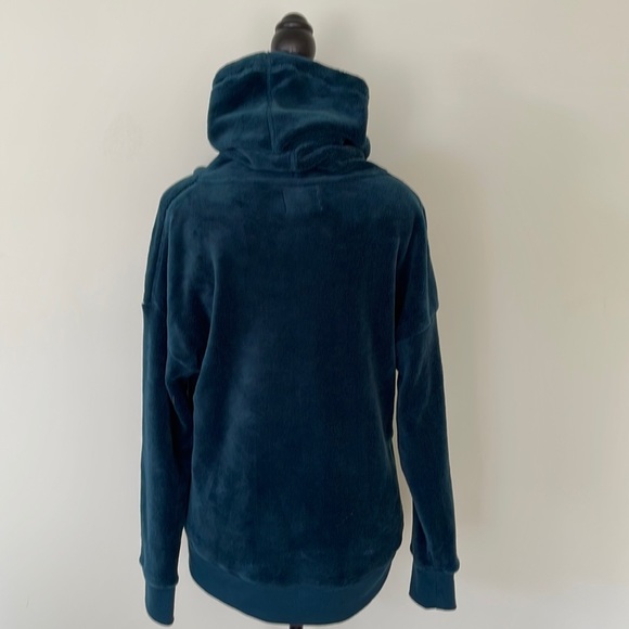 Barely worn beautiful blue sweater - Picture 4 of 4